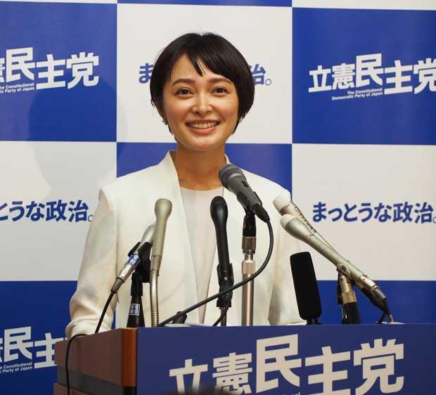 かつてのアイドルも4人の子どもの母に。市井紗耶香さん安倍晋三首相 (c)朝日新聞社