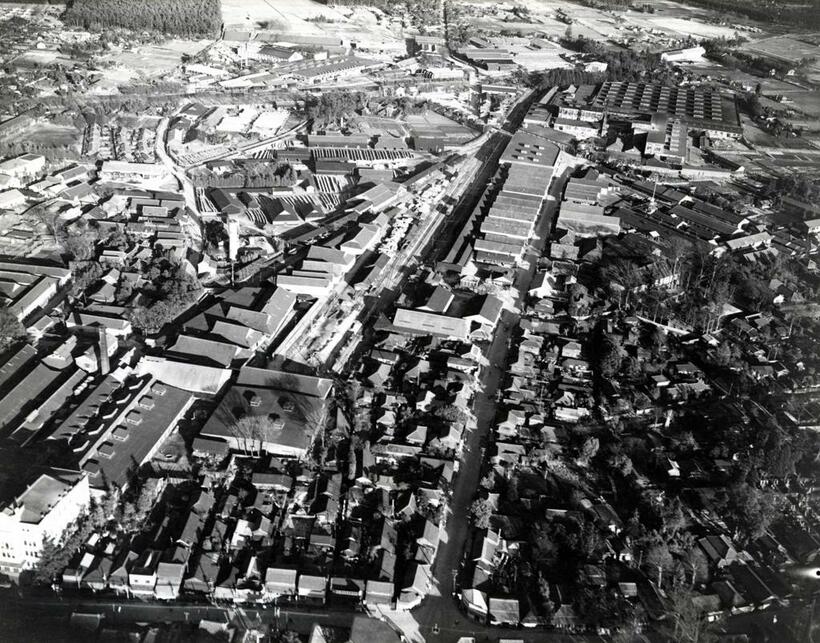 キッコーマン醤油工場がズラリと並ぶ、1953年の野田市　（C)朝日新聞社