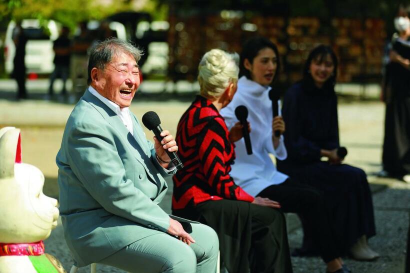 ９月に東京都台東区の今戸神社で行われた、映画「老後の資金がありません！」のヒット祈願イベント。写真向かって毒蝮さんの右が姑役の草笛光子さん、さらに右が、主人公の天海祐希さん（撮影／写真部・張 溢文）