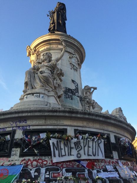 共和国広場に掲げられた「怖くなんかないぞ:Même pas peur」のスローガン　写真：Toshie KAMADA