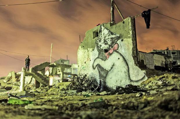 「ガザの子猫」２０１５年　パレスチナ自治区ガザ地区で撮影／破壊された街に目を向けてほしいとの思いから、くず鉄のボールにじゃれつく子猫を描いた。かわいい（写真：ｇｅｔｔｙｉｍａｇｅｓ）