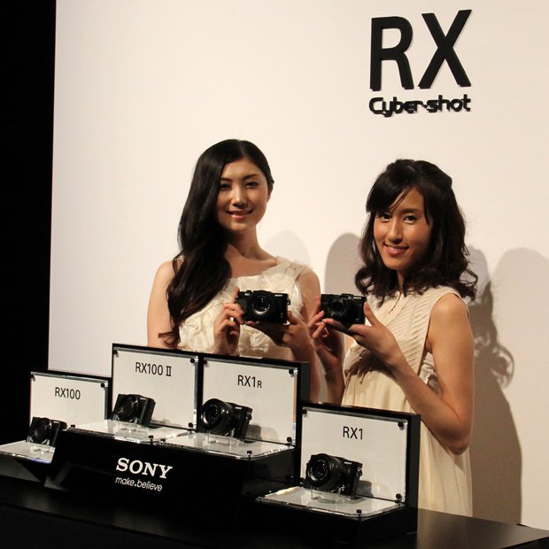 左の女性が手にしているのがRX1R、右はRX100 II