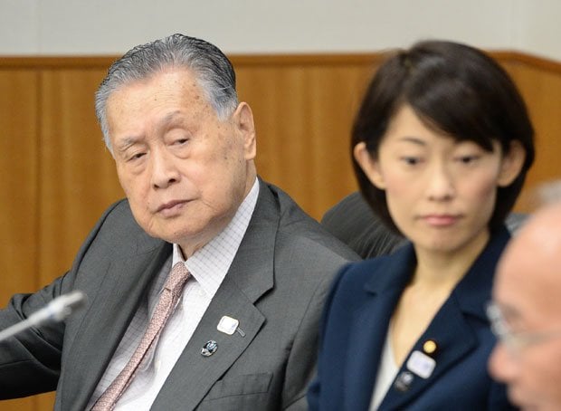 ご立腹の森氏（左）と丸川珠代五輪担当相　（ｃ）朝日新聞社