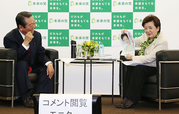 脱原発を糾合し、公開対談で和やかに語り合う両人。嘉田氏の選挙初体験は高校時代の生徒会長選で、見事に当選したという　（c）朝日新聞社　＠＠写禁