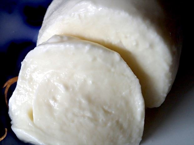 ジャージー牛乳で作るモッツァレラは濃くてミルキー。ほどほどの弾力で口の中でほどけるおいしさ（写真：有川美紀子）