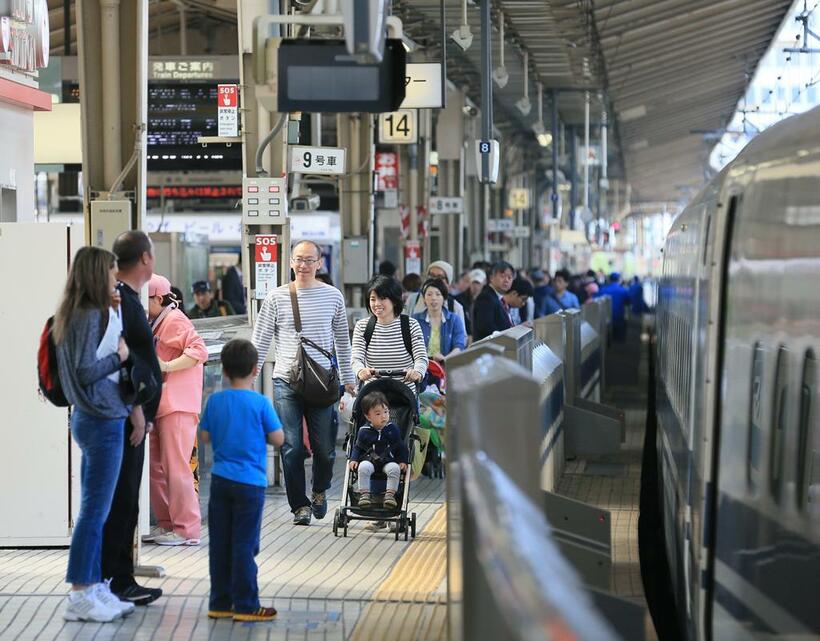 2014年4月26日の東京駅ホームは、新幹線に乗降する家族連れや外国人の姿も見られる（C）朝日新聞社