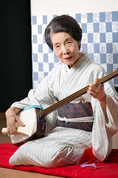 三味線と唄を担当する地方（じかた）としてお座敷に引っ張りだこのゆう子さん（９０）。名実ともに現役最高齢の芸者さんだ（撮影／山本倫子）