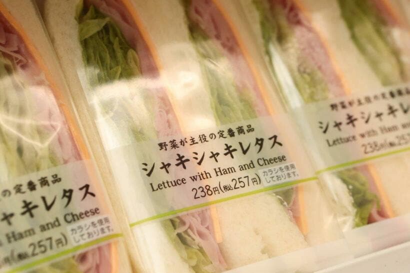 定番のサンドイッチにも英語表記が。国産ブランドの野菜や果物を使った商品の人気が根強い（撮影／小原雄輝）