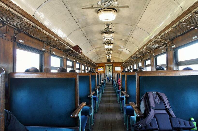 木製ボックスシートに網棚、開閉できる窓など懐かしさいっぱいの旧型客車（提供／大井川鐵道）