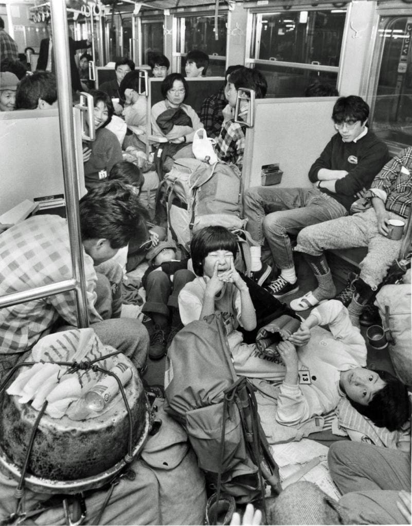 1985年に撮影された上諏訪行き夜行列車の車内（C）朝日新聞社