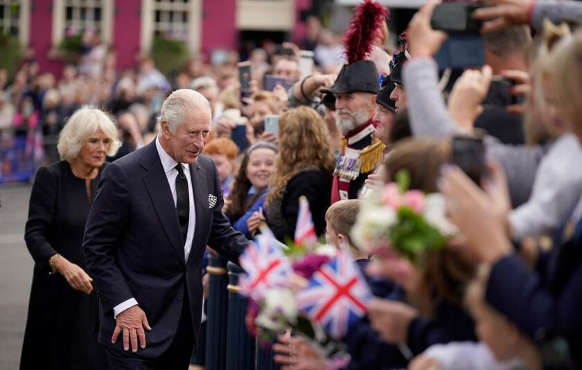 国民と言葉を交わすチャールズ新国王とカミラ王妃（写真・ロイター／アフロ）