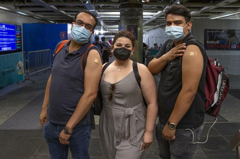 家族3人でワクチン接種を行ったメキシコからの観光客左から父親のアレックスさん、中・母親のガブリエラさん、右・息子のパトリシオさん（撮影・新垣謙太郎）