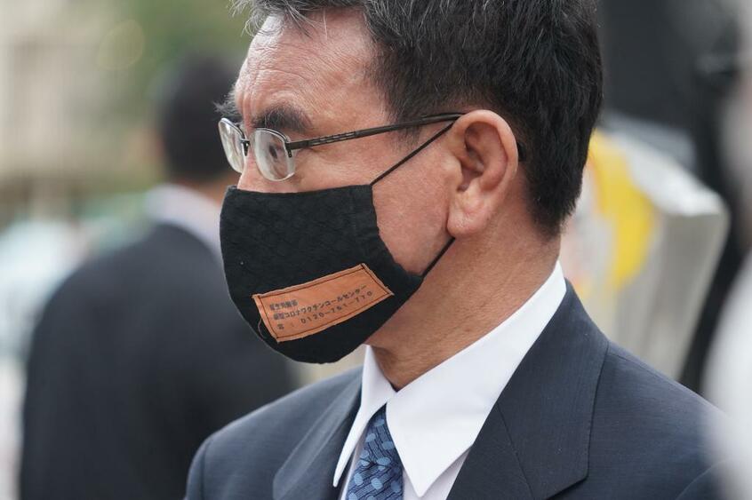 河野氏は黒マスクにはワクチンコールセンターの電話番号(撮影・上田耕司)