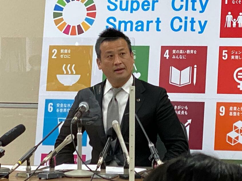 写真・図版（1枚目）| 辞任表明も「ワクチン接種終わるまで」と居座るサウナ市長へ迫る包囲網　