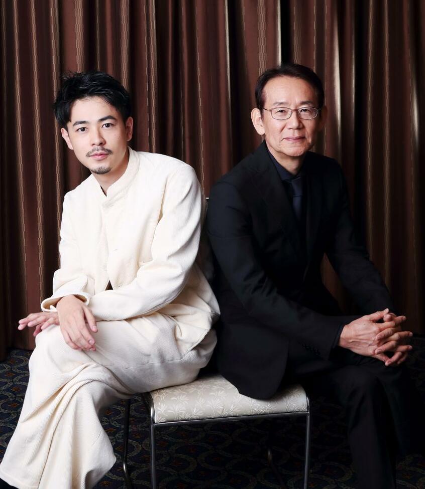 (左)成田凌(なりた・りょう)1993年、埼玉県生まれ。「MEN’S NON-NO」モデル、俳優。ドラマ「逃げるは恥だが役に立つ」、映画「スマホを落としただけなのに」「愛がなんだ」「人間失格 太宰治と3人の女たち」などに出演/周防正行(すお・まさゆき)/1956年、東京都生まれ。「ファンシイダンス」で一般映画監督デビュー。「Shall we ダンス?」「それでもボクはやってない」「終の信託」などの監督作品で、数々の賞を受賞する/ヘアメイク(成田さん)=宮本 愛(yosine.) スタイリスト(成田さん)=伊藤省吾(sitor) 写真=加藤夏子(写真部)