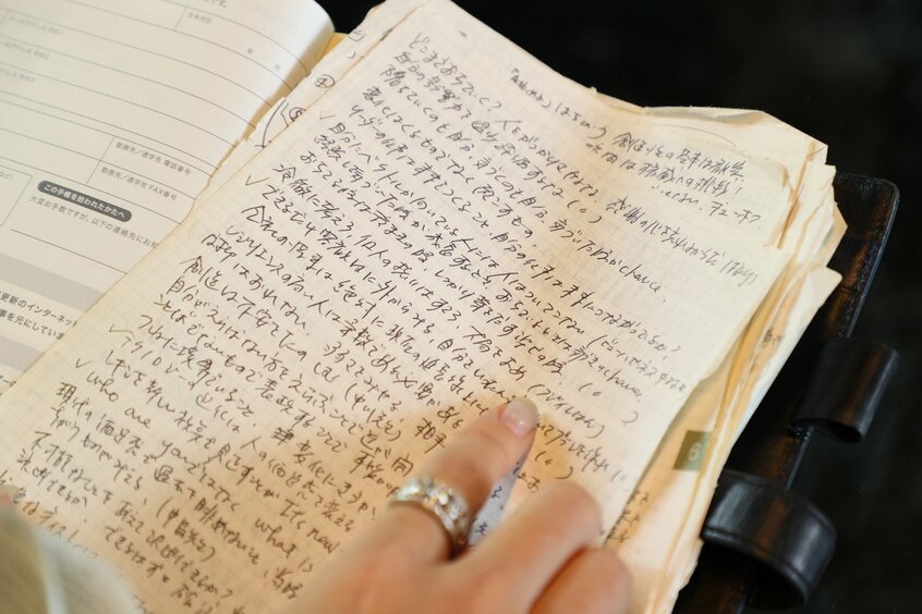 及川さんは手帳に心にとどめておくべき言葉を書き留めている(撮影・写真映像部/松永卓也)