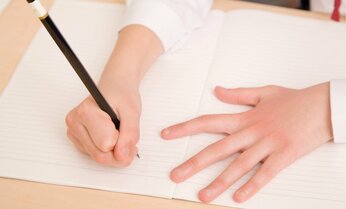 板書の写しへ不安や悩みを抱く脳性まひっ子たち 寄り添う先生もいれば、“みんなと同じ”を強制する先生も