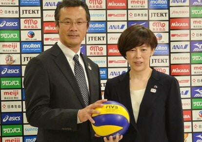 男子新監督に就任した中垣内氏(左)と女子新監督に就任した中田氏=能田英二撮影 (c)朝日新聞社