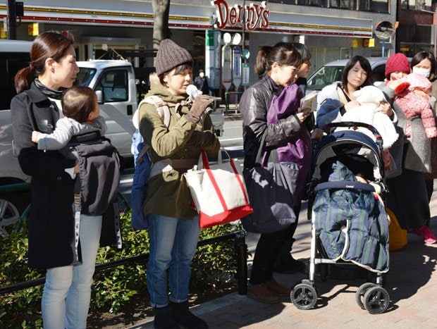 子連れの親たちは、杉並区役所前で保活の大切さを訴えた。働く女性が増す一方、保育園の整備が追いつかず、保活は年々激化している　（ｃ）朝日新聞社　＠＠写禁
<br />