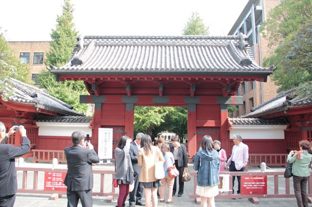 年１回のイベント「ホームカミングデイ」には、卒業生やその家族がキャンパスに集う／東京都文京区の東大本郷キャンパスの「赤門」前（写真：東京大学提供）