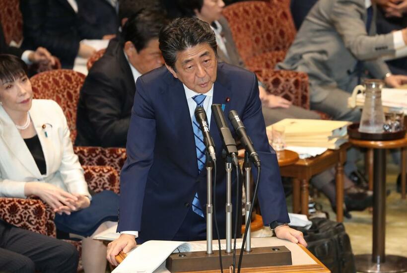 答弁する安倍首相　（ｃ）朝日新聞社