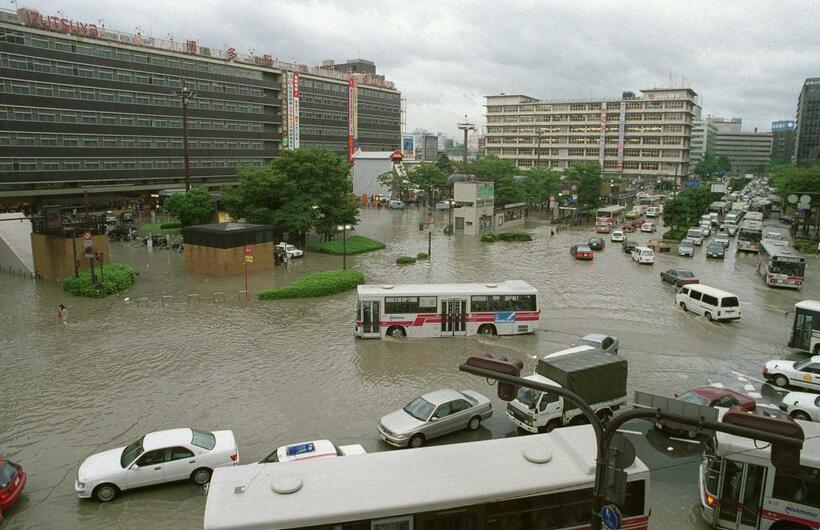 ９９年に集中豪雨で冠水した博多駅前　（ｃ）朝日新聞社