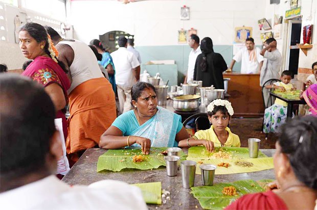 南インドの食堂の風景。地元の人たちは右手だけを使って上手に食べる