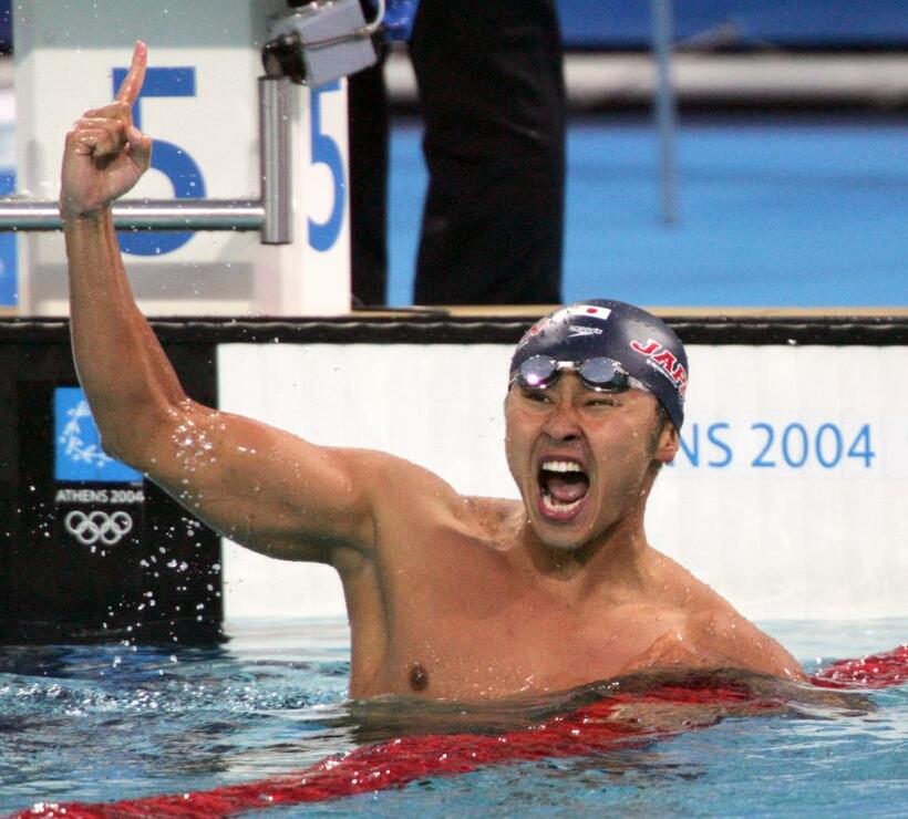 ２００４年アテネ五輪競泳男子１００メートル平泳ぎで優勝した北島康介（Ｃ）朝日新聞社
