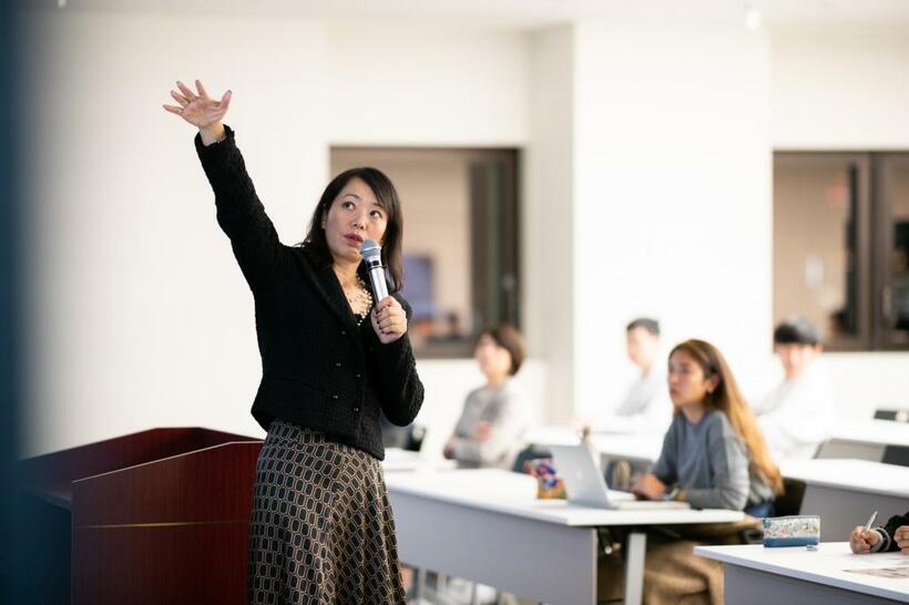 帰国するたびに大学や高校から講演依頼が舞い込む。国際支援に関する鋭い質問が多く、仕事内容の具体的な説明をする機会が増えた。この日は上智大学で（撮影／岸本絢）