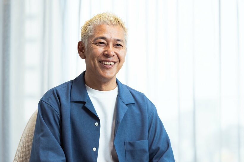 AERA DIGITALの新連載「コンプレックスの広場」に田村亮さんが登場。現在の肩書を尋ねると、悩みながら「タレント」と答えてくれた亮さん。「模索中なんですよ。タレントに＜お笑い＞をつけたくない。人が書くぶんにはいいけど、自分で言うのは感覚的に違うかなって」（撮影／写真映像部・上田泰世、スタイリスト／吉川雄太）