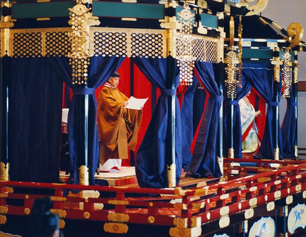 即位の礼　平成2年（1990年）11月12日／即位礼正殿の儀は、天皇の即位を内外に宣言し祝う儀式である。午後1時、高御座に昇った天皇陛下は、「常に国民の幸福を願いつつ、日本国憲法を遵守し、日本国及び日本国民統合の象徴としてのつとめを果たすことを誓う」とのお言葉を述べた。写真は高御座から即位を宣言する天皇陛下と、御帳台の皇后陛下　※『アサヒグラフ　臨時増刊　平成即位の礼』（1990年11月25日）より　（宮内庁提供）
