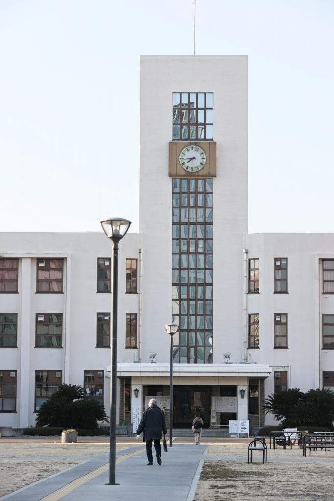 大阪府立大と大阪市立大が統合して今年4月に誕生した大阪公立大。医学部の志願者は前年比68％。名古屋大同様、2段階選抜を得点で実施しているため、1次試験の基準点に達していなかった受験生から敬遠されたことも志願者減の要因の一つとみられる