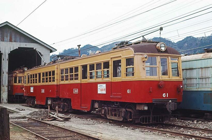 60型流線形連接車「びわこ号」はトロリーポールとパンタグラフの双方を装備。晩年は京阪本線特急色に彩られていた。　錦織車庫（撮影／諸河久：1968年3月31日）
