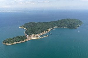 琵琶湖に浮かぶ国内でただ一つの湖の有人島、沖島（近江八幡市提供）