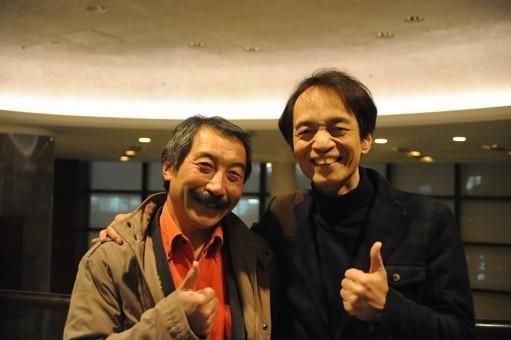 ２００９年の取材後に撮影してもらった写真。筆者（左）が７０年代に山本さんがラジオのパーソナリティー時代のファンだったことを伝えると応じてくれた