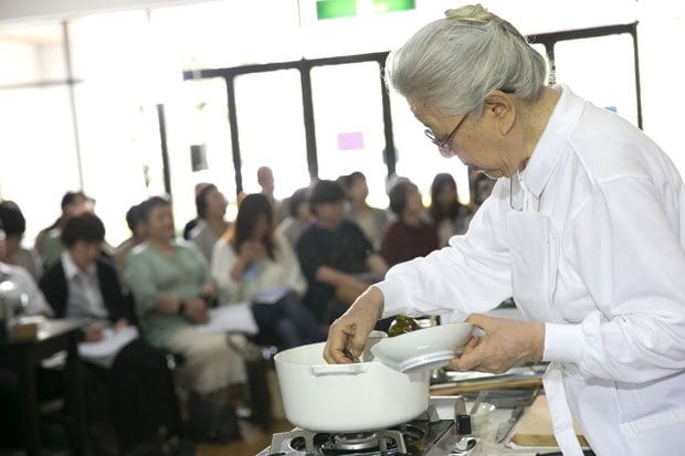 料理研究家の辰巳芳子さん。「いのちのスープ」講座では、素材選びの大切さや作り方だけでなく、病気の人に提供するための心得も参加者に伝えていた（撮影／山本倫子）