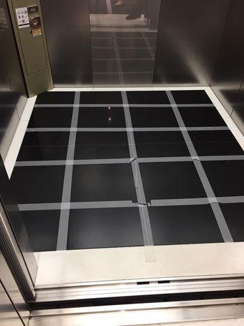 エレベーター内に残っているグリッド線。この方法では積載率のアップにはつながらなかった