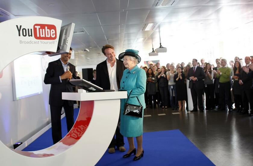 ２００８年１０月、英王室のＹｏｕＴｕｂｅチャンネルへの動画投稿に取り組むエリザベス女王（ｇｅｔｔｙｉｍａｇｅｓ）
