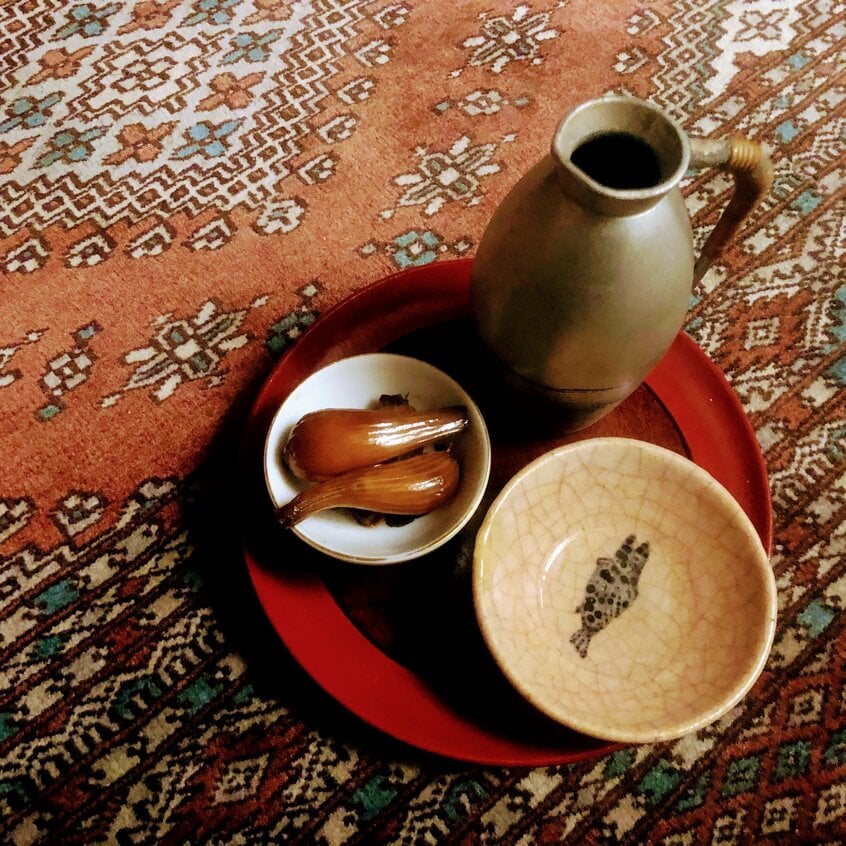 こちらは自宅での一人飲みの食卓。アテは自家製ラッキョウ漬け。これはこれでウマイ(写真:本人提供)