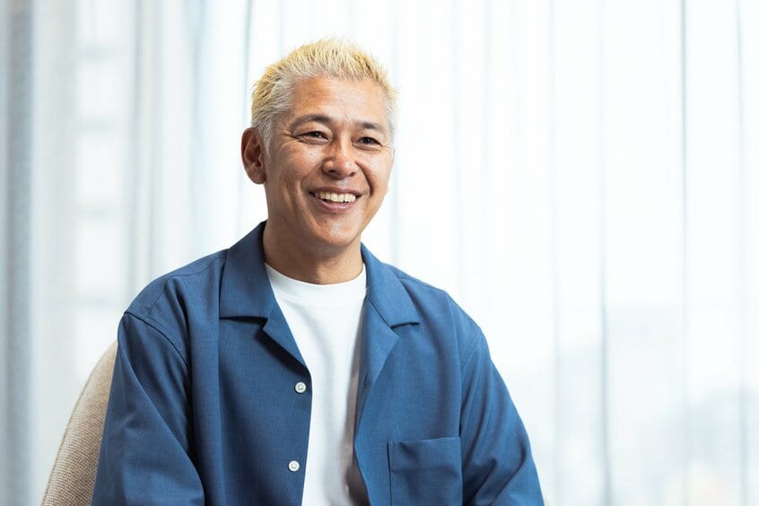 AERA DIGITALの新連載「コンプレックスの広場」に田村亮さんが登場。現在の肩書を尋ねると、悩みながら「タレント」と答えてくれた亮さん。「模索中なんですよ。タレントに<お笑い>をつけたくない。人が書くぶんにはいいけど、自分で言うのは感覚的に違うかなって」(撮影/写真映像部・上田泰世、スタイリスト/吉川雄太)