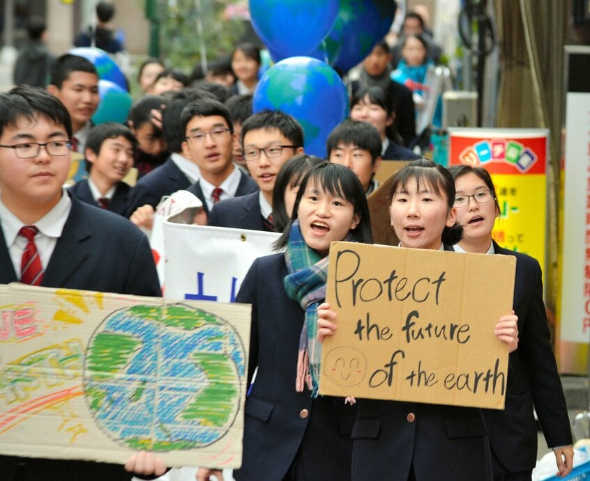 浜松市内を行進する浜松開誠館中学・高校の生徒たち(当時)=2019年12月6日、浜松市(写真:朝日新聞)
