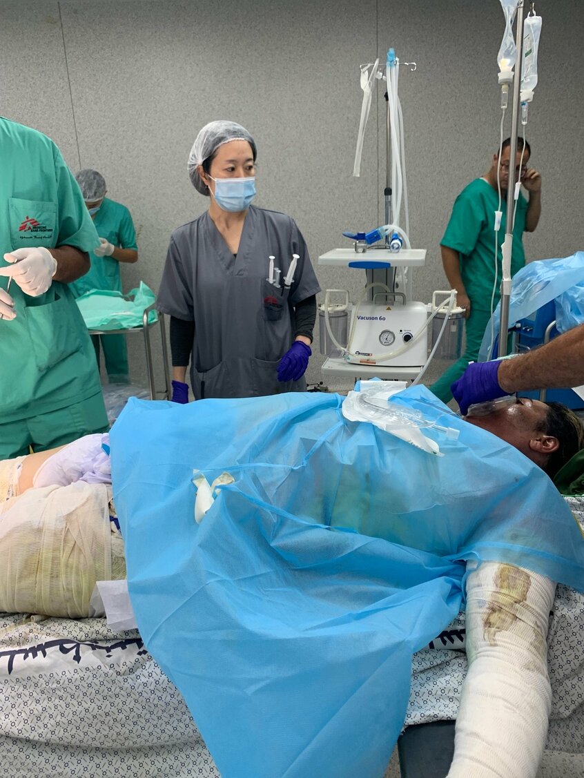 ナセル病院の手術室、熱傷患者に麻酔をかけ包帯交換に臨む中嶋優子医師=2024年11月17日(写真 国境なき医師団提供)