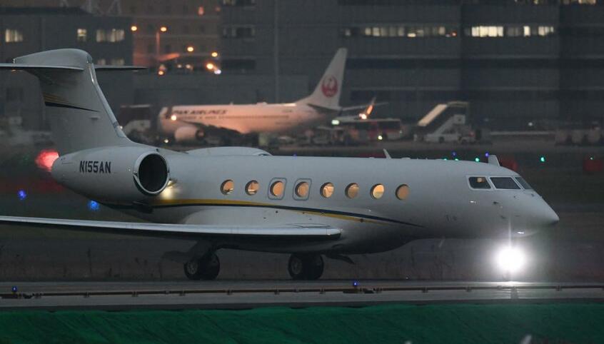 ゴーン前会長が使ったとみられる飛行機=11月19日午後4時36分、羽田空港(c)朝日新聞社