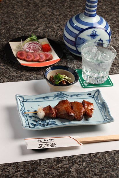 牛タンステーキ牛一頭から1.5キロしか取れないタンをコースで提供。厳選された黒毛和牛のタンをじっくり熟成させて、うまみや軟らかさを引き出していく。タンステーキに使うのは適度に脂肪がのっている根元部分。おすすめコース7000円(タンステーキ単品3200円)、税別(撮影/倉田貴志)