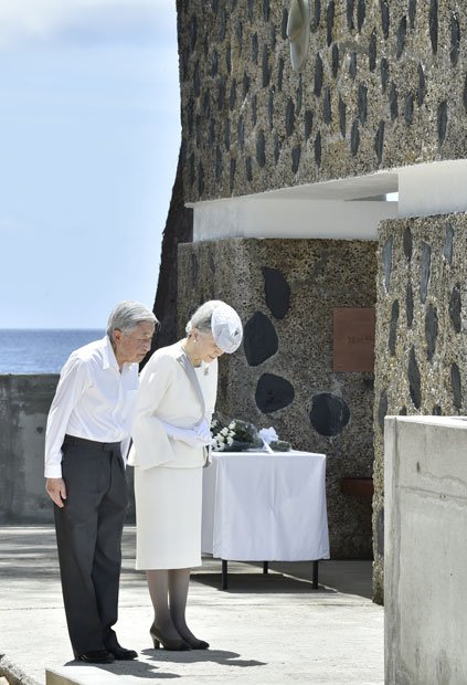 パラオの青い海に向かい拝礼する両陛下の姿は、多くの人々の心を打った。慰霊碑に供えた白菊は、わざわざ日本から運んだものだった／4月9日、パラオ・ペリリュー島で（写真・JMPA）　＠＠写禁
<br />