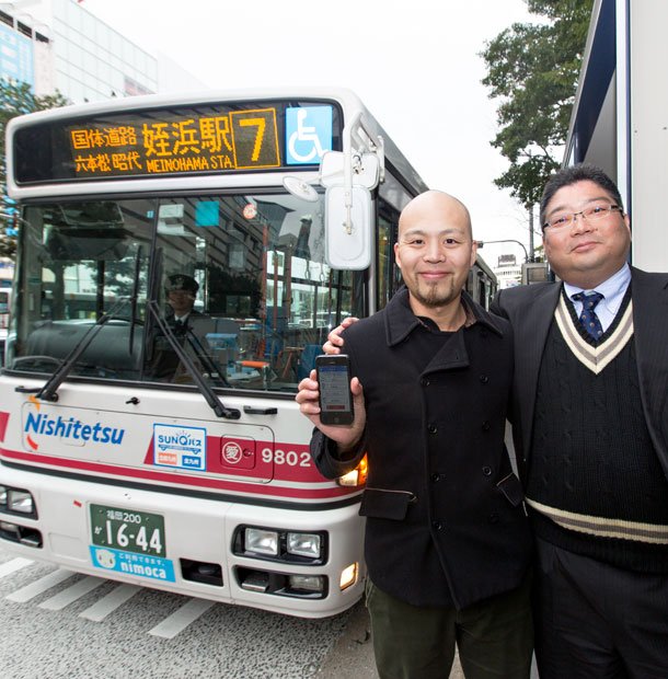 からくりもの×西鉄バスバスの乗り換え案内アプリ「バスをさがす　福岡」公式アプリの開発依頼を受けたとき、従業員はわずか４人だった。「公式アプリを作るなんて、『宇宙飛行士になる』と同じくらいの夢物語だった」と岡本豊社長（左）。隣は西鉄バスの米田幸司さん（撮影／比田勝大直）