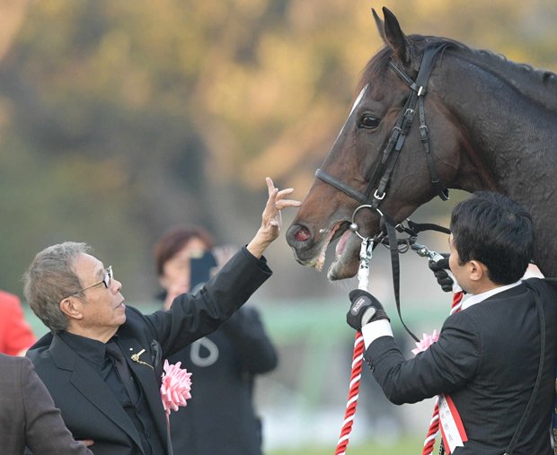２０１７年有馬記念のレース後にキタサンブラックをねぎらう北島三郎  (ｃ)朝日新聞社