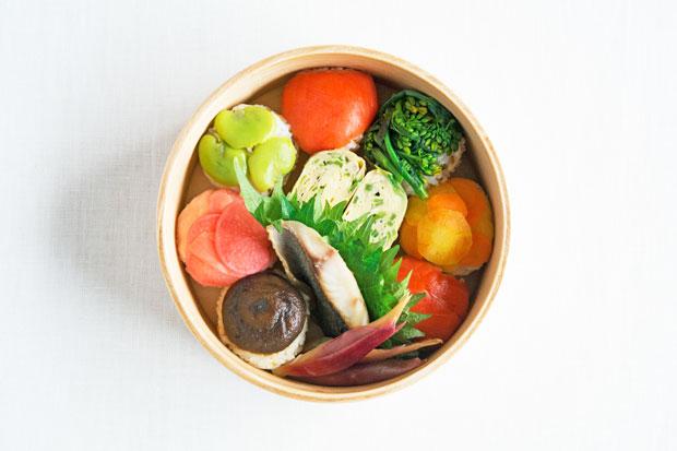 料理家の大塩あゆ美さんは、全国からの「あの人にこんなお弁当を届けたい」というリクエストに応えて作ったプロジェクト「あゆみ食堂のお弁当」を展示（撮影／平野太呂）
