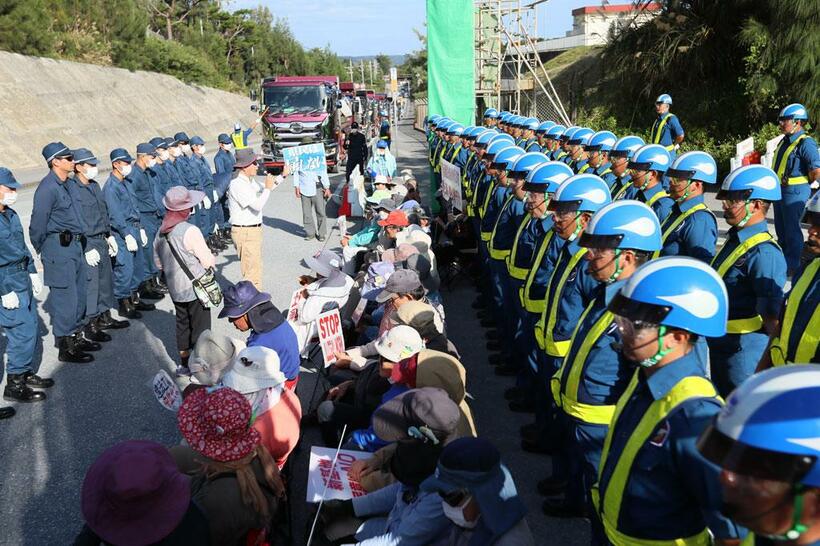 辺野古のキャンプ・シュワブゲート前で続く市民の抗議行動。警備の経費も膨らむ一方だ　（ｃ）朝日新聞社