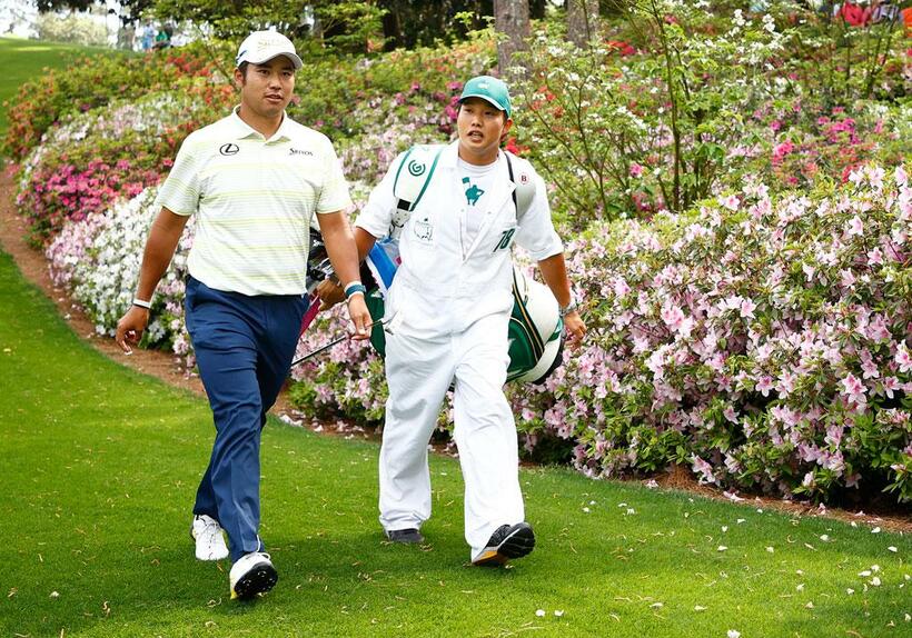 松山英樹は１９９２年、愛媛県生まれ。４歳からゴルフをはじめ、２０１３年プロに転向／早藤将太は１９９３年、東京都生まれ。明徳義塾中学・高校、東北福祉大学でゴルフで活躍。２０１９年から松山の専属キャディーに＝マスターズ最終日の４月１１日、６番ホールを歩く松山（左）と早藤　（ＧｅｔｔｙＩｍａｇｅｓ）